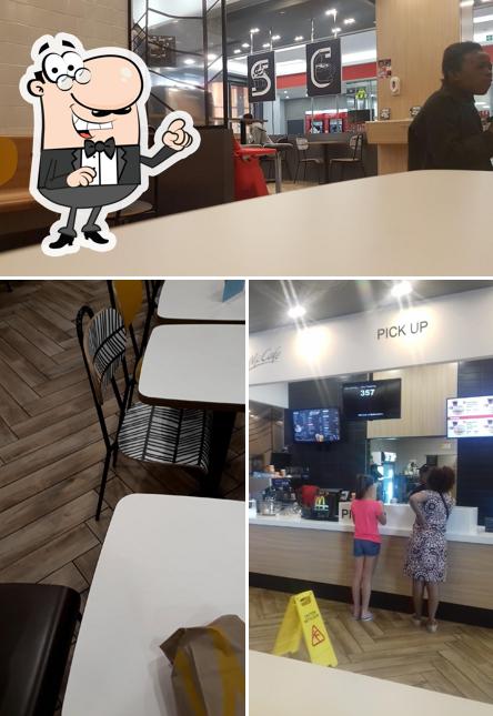 L'intérieur de McDonald's Springs Mall