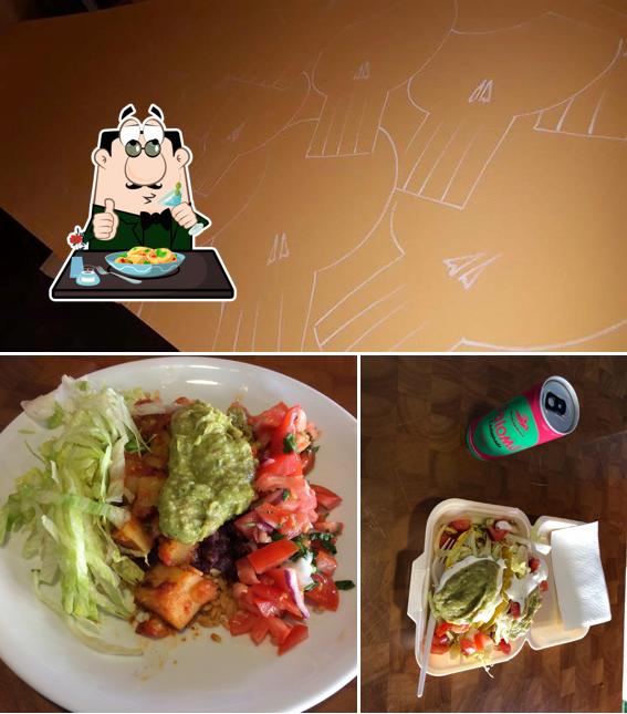 Это снимок, где изображены еда и внутреннее оформление в Rosali California Style Burritos