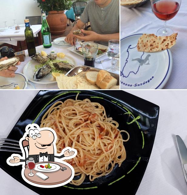 Tra le varie cose da Ristorante al Porto da Simone si possono trovare la tavolo da pranzo e cibo