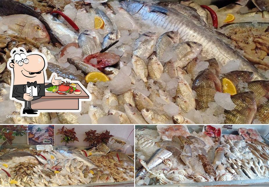 Prenez différents plats à base de fruits de mer servis par شادر السمك