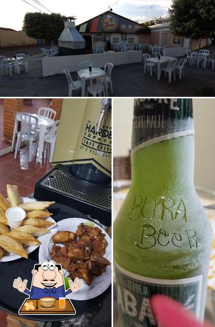 Confira a foto apresentando comida e interior no BORA BEER