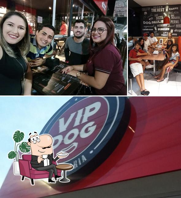 Veja imagens do interior do Vip Dog e Hamburgueria