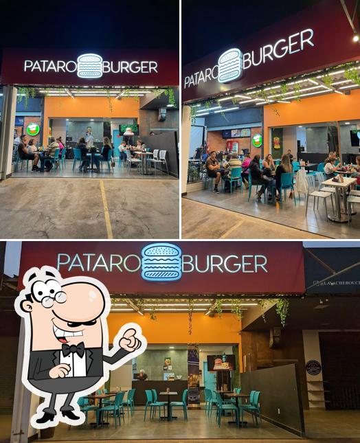 O interior do Pataro Burger Park Sul