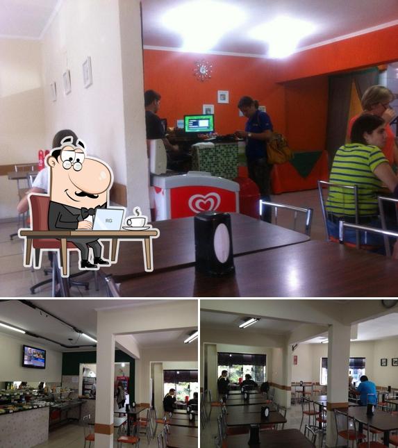 O interior do Ripa's Grill