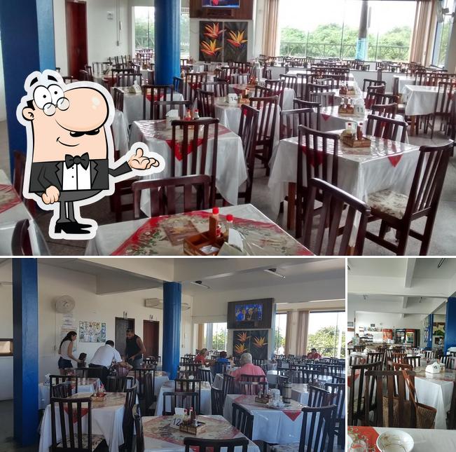 Confira a foto apresentando interior e mesa de jantar no Restaurante Roda Mar