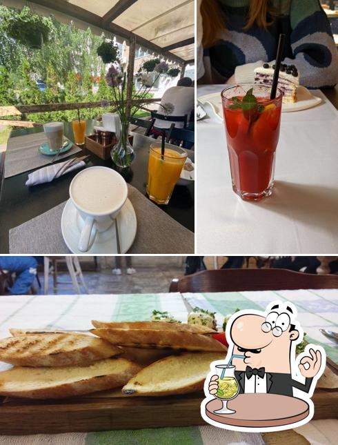 Напитки и еда - все это можно увидеть на этом снимке из Moloko Bar