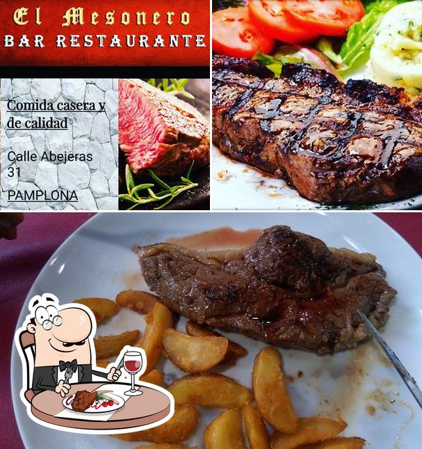 Pide un plato con carne en Bar Restaurante El Mesonero