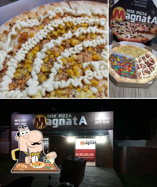 Confira a foto mostrando comida e interior no DISK PIZZA MAGNATA