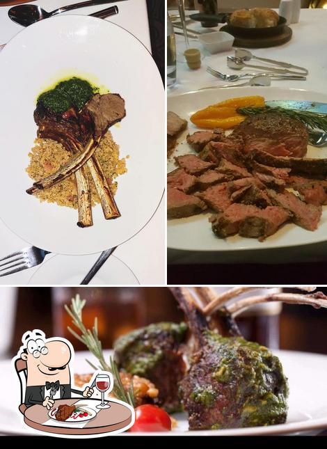 Prueba un plato con carne en The Pines Modern Steakhouse