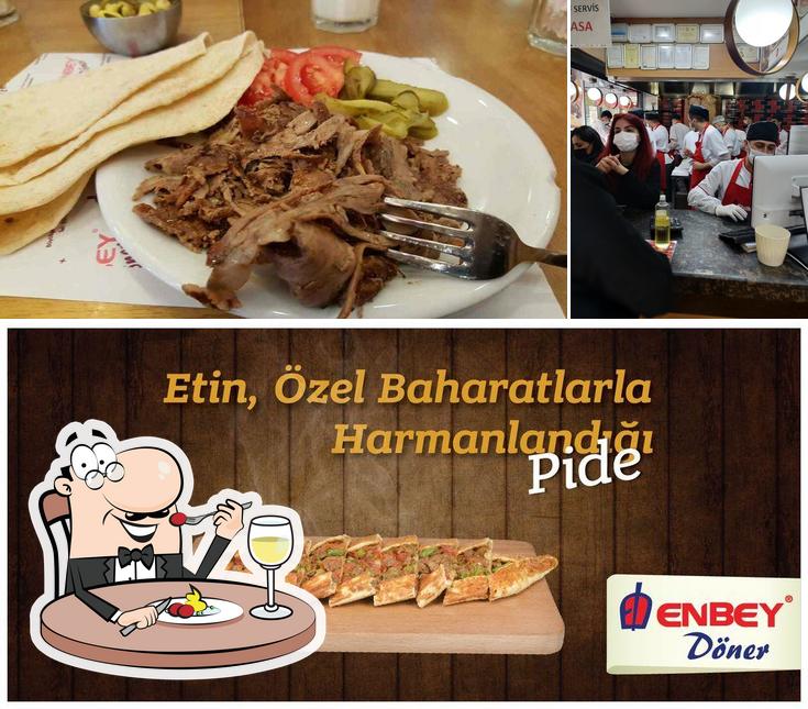 Еда и барная стойка - все это можно увидеть на этой фотографии из Enbey Döner Cumhuriyet Mahallesi