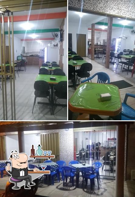 O interior do Dillas Lanches e Pizzaria