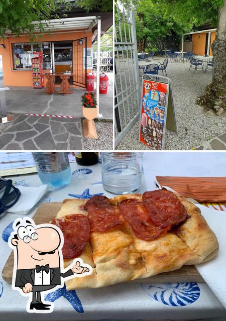 Dai un’occhiata alla immagine che presenta la interni e pizza di Bar Chiosco Vino