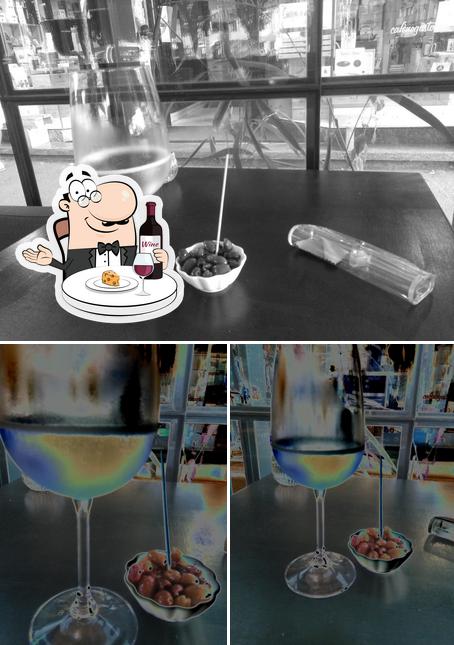 Il est fort sympathique de déguster un verre de vin à Pizzeria Charlie Brown