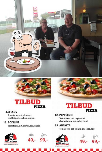 Фото, на котором видны еда и внешнее оформление в Pizza Master - Søften