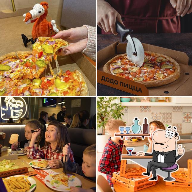 Это фото, где изображены внутреннее оформление и еда в Додо Пицца
