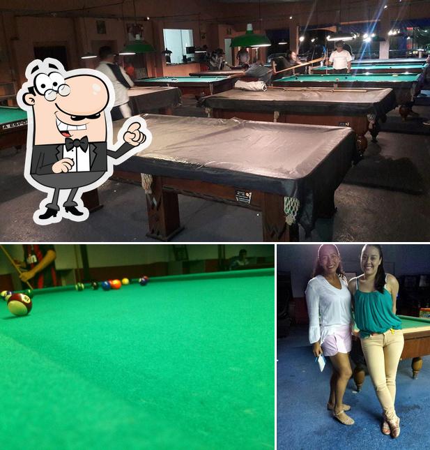 O interior do Athenas Snooker Bar