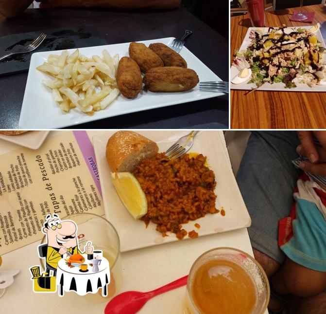 Это снимок, где изображены еда и столики в La Bambalina