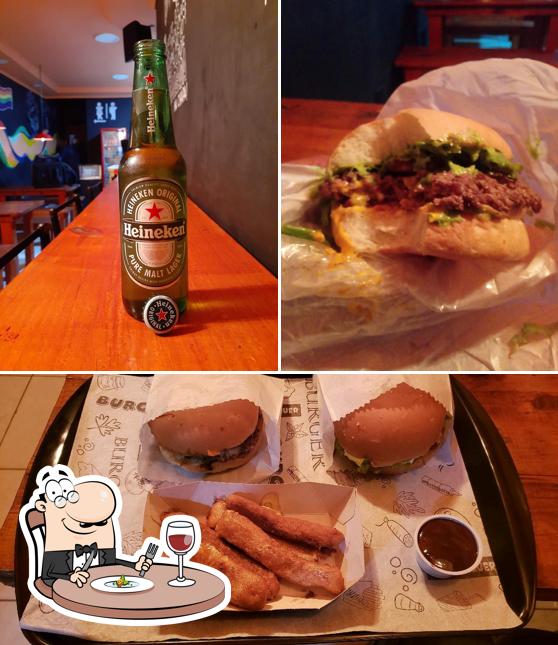 Entre diferentes coisas, comida e cerveja podem ser encontrados no Smash Meat Burger