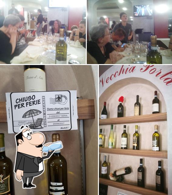 La foto di bevanda e bancone da bar da Ristorante Pizzeria La Vecchia Porta