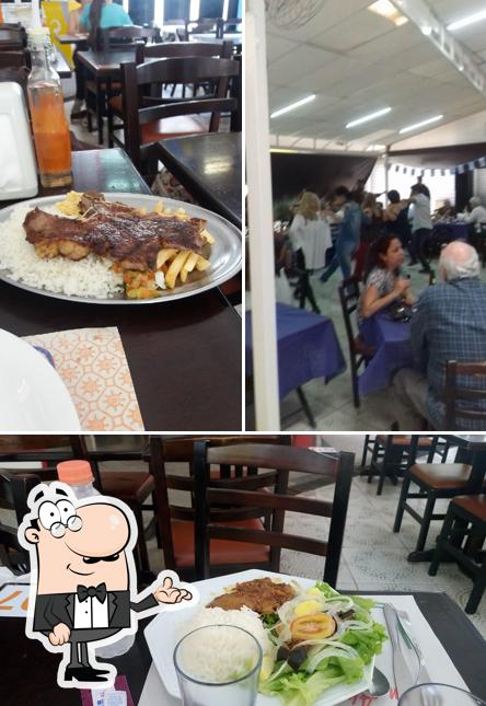 Sente em uma das mesas no Restaurante Guarujá