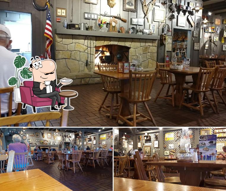 El interior de Cracker Barrel Old Country Store