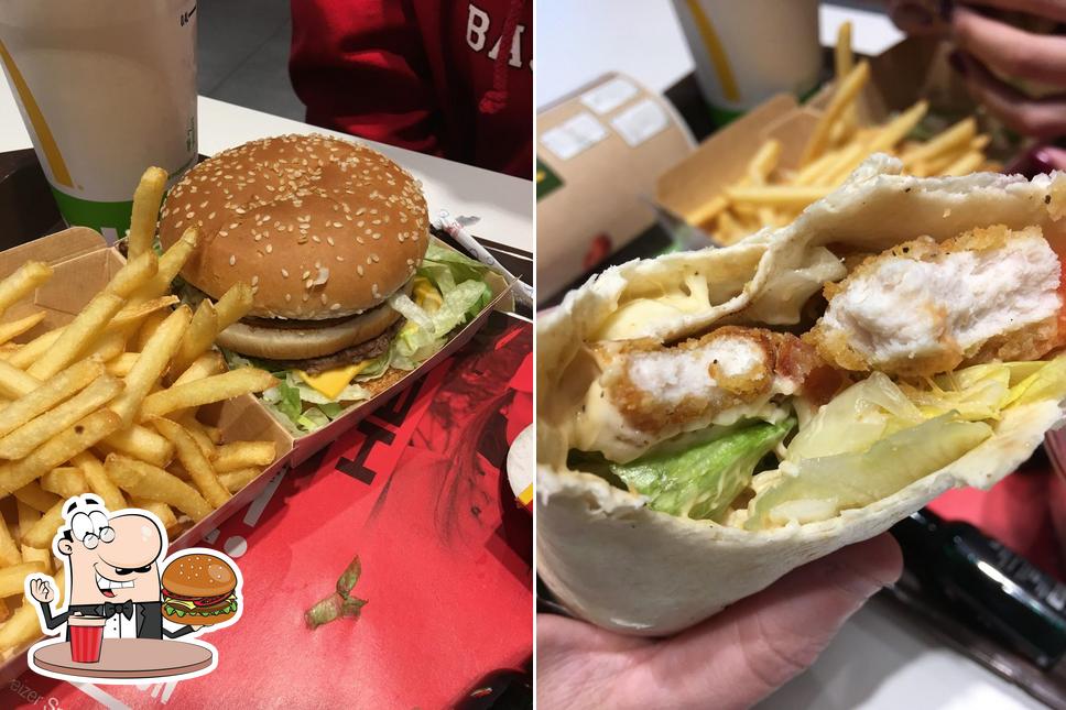 Prenditi un hamburger a McDonald's Restaurant