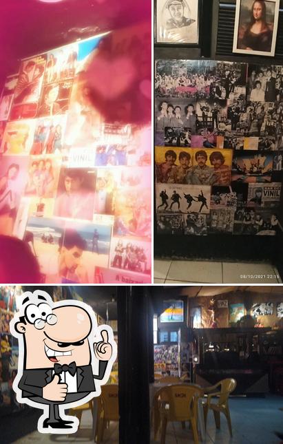 Look at the image of Bar do Vinil