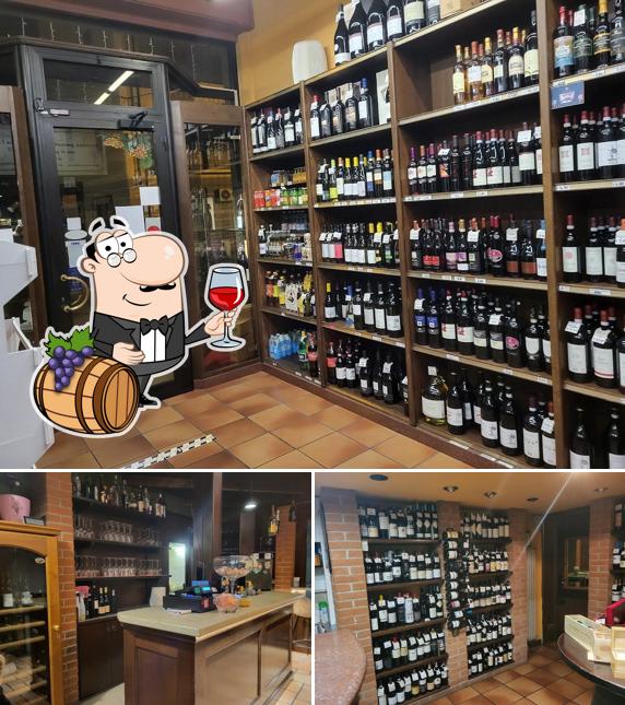 Goditi un bicchiere di vino a Enoteca Porcellana