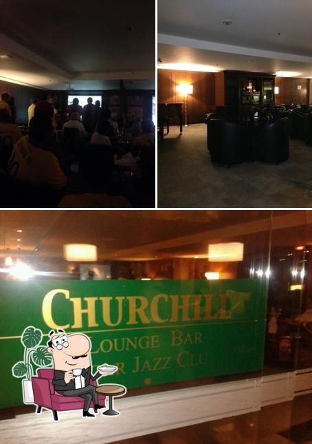 O interior do Churchill Lounge Bar