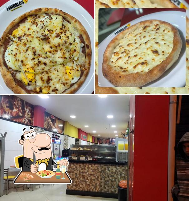 Dê uma olhada a imagem ilustrando comida e interior no Pizzaria Alice (abc)