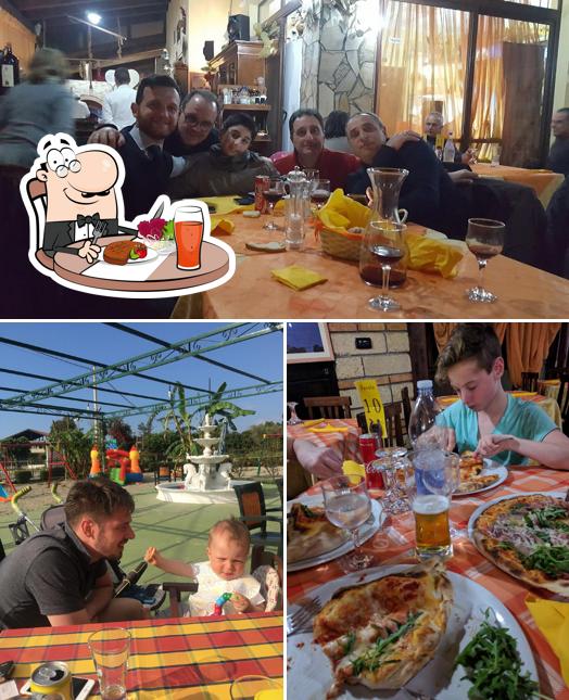 La foto di tavolo da pranzo e area giochi da ristorante pizzeria L'aurora