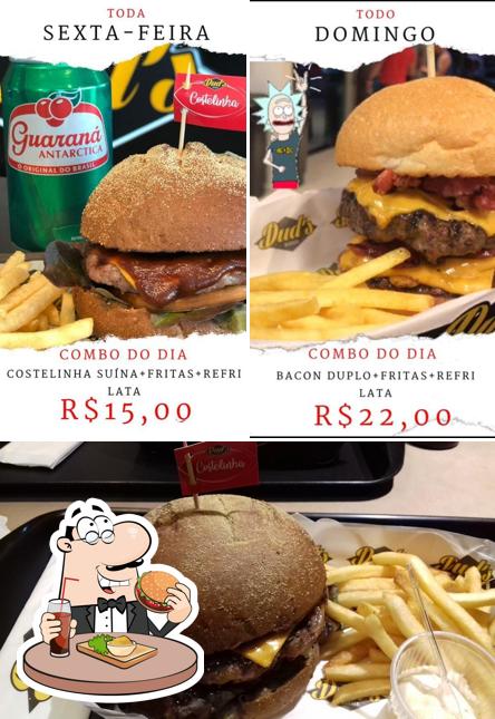 Peça um hambúrguer no Dud's Burger