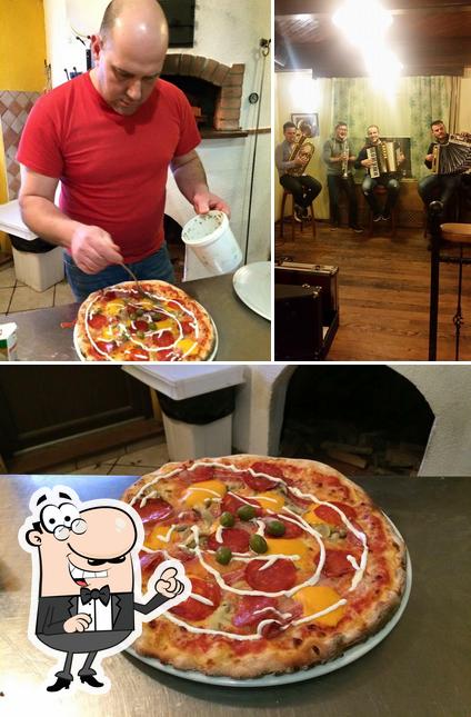 La immagine di interni e pizza da Pizzeria "Zala"