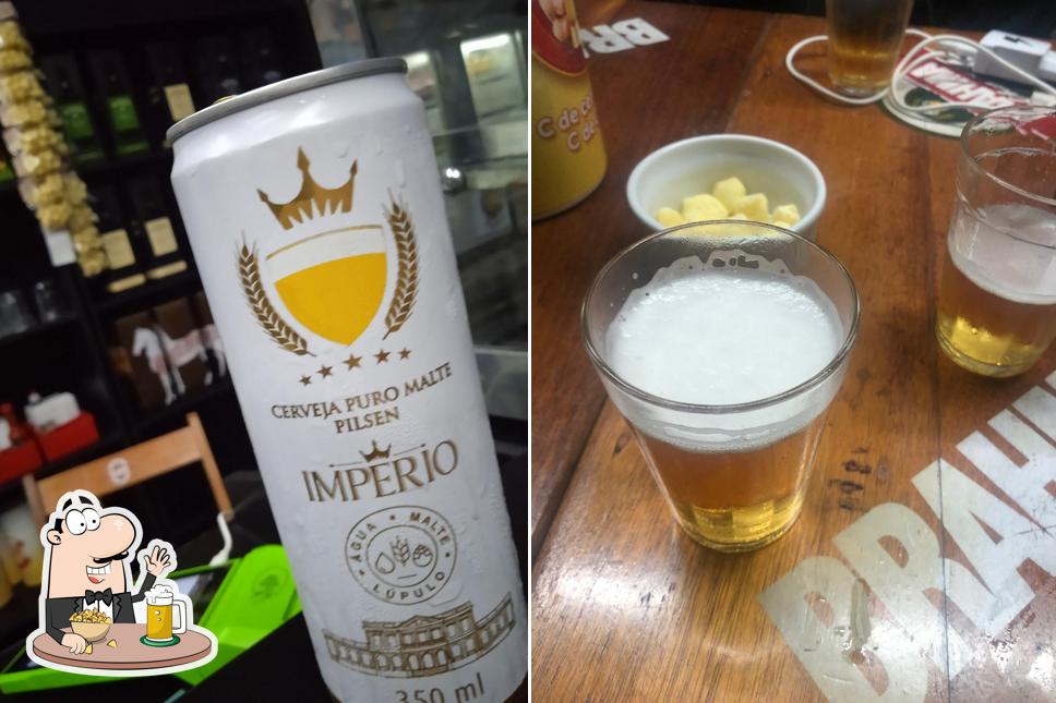 Desfute uma tulipa de cerveja leve ou escura