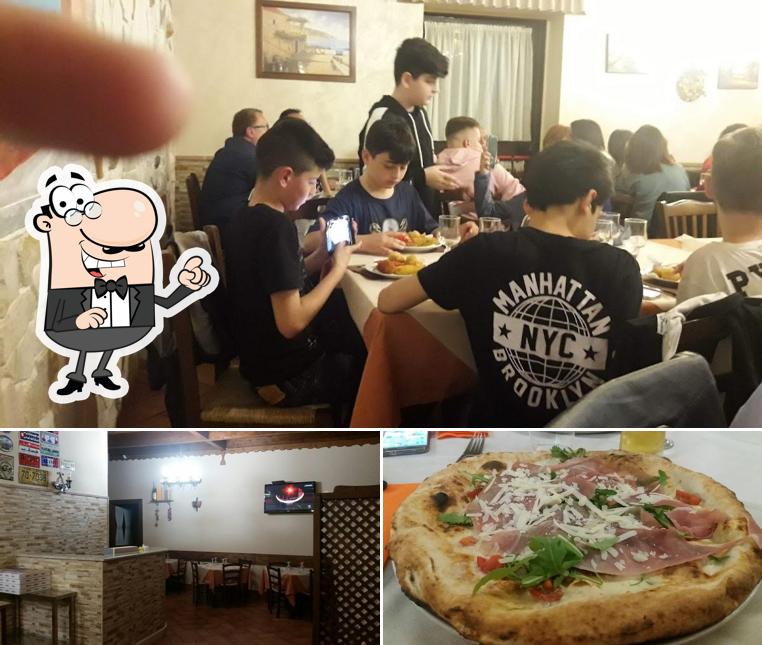 Dai un’occhiata alla foto che presenta la interni e cibo di La rustichella