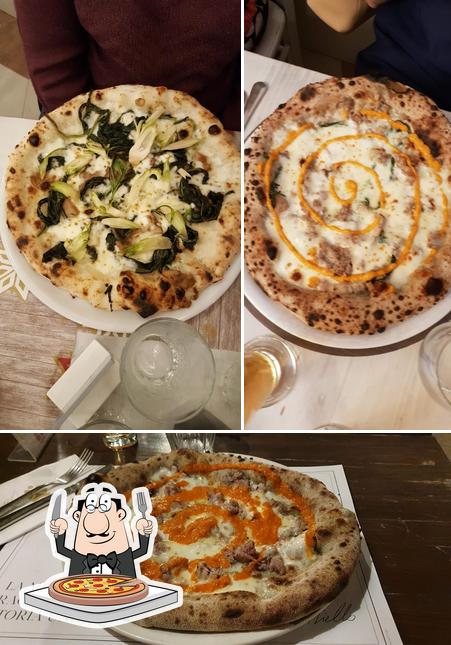 Pick pizza at Cambia-Menti di Ciccio Vitiello