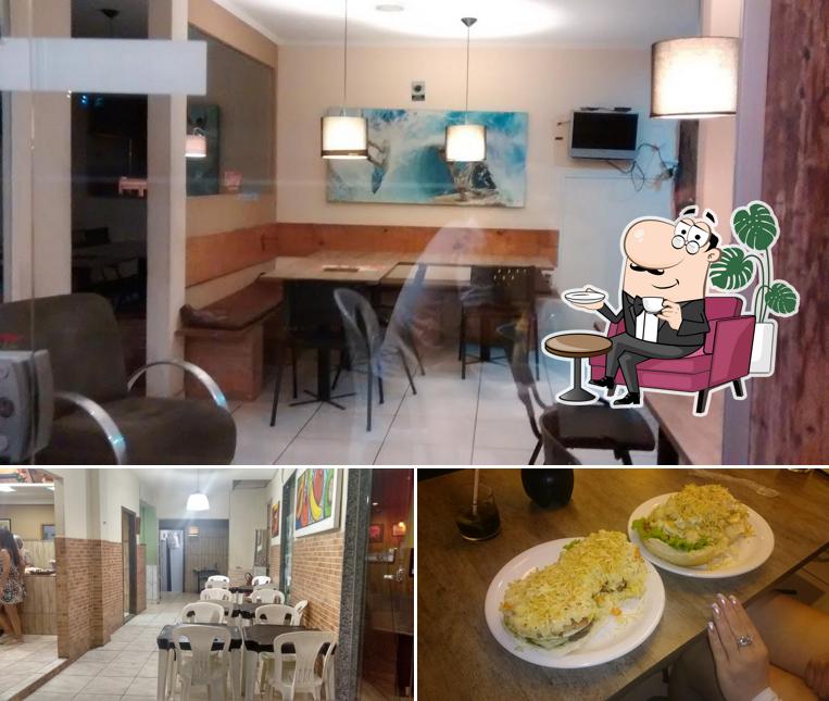 Esta é a imagem apresentando interior e comida no Pizzaria Elshaday