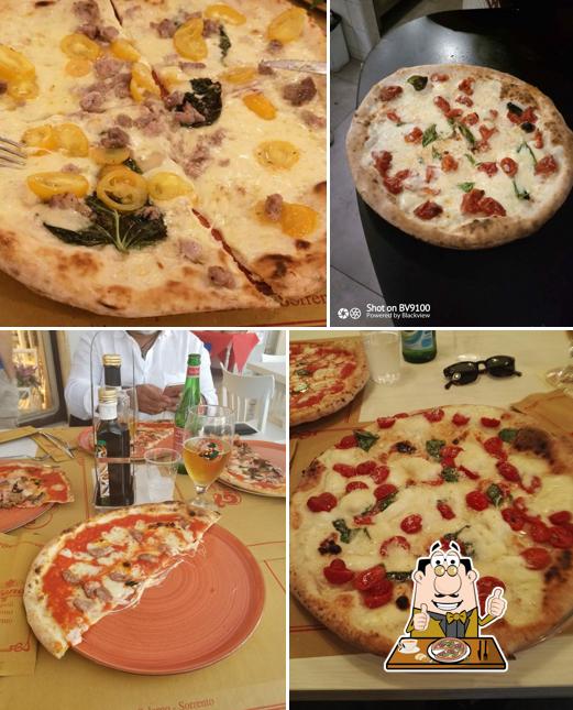 Scegli una pizza a Pizzeria Trianon da Ciro