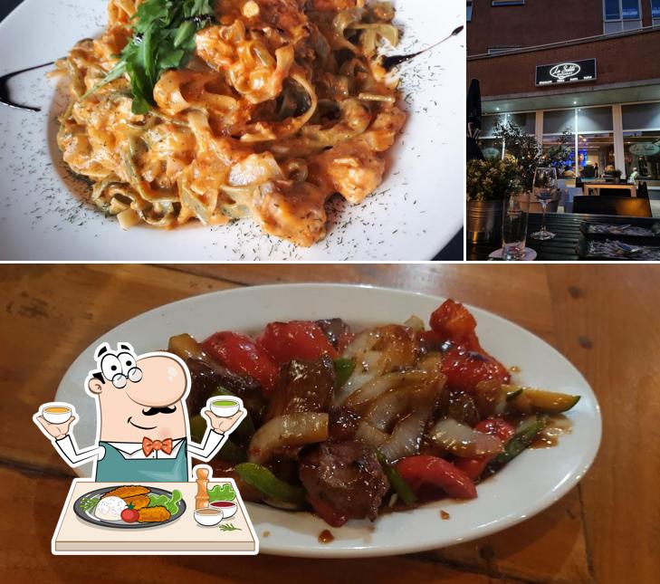 Take a look at the picture depicting food and interior at Italiaans- & Wereldrestaurant La Salita