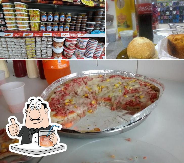 Los bebida y pizza del restaurante