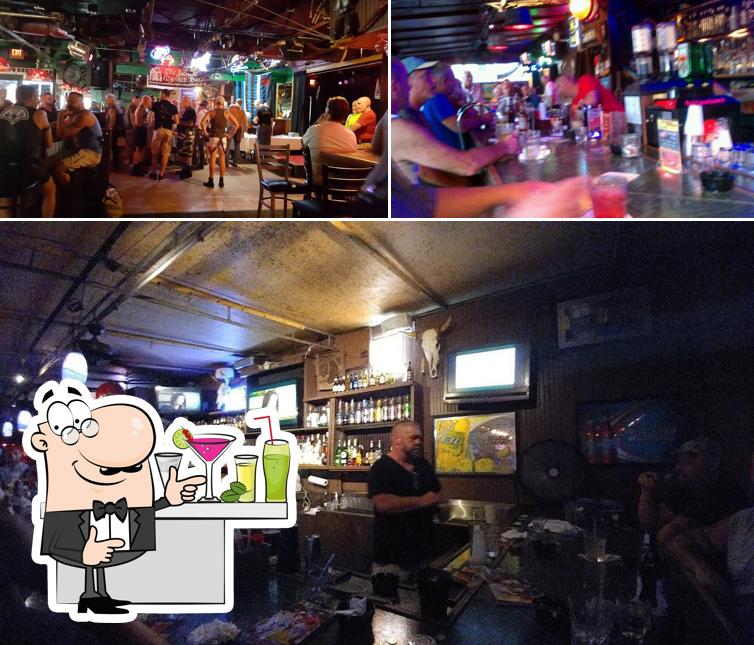 Mira las fotografías que muestran barra de bar y interior en Scandals Saloon