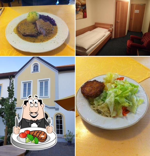 Prenez des repas à base de viande à Schlosswirt