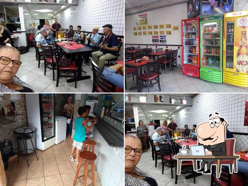 O interior do Ponto de Encontro - Lanchonete e Restaurante