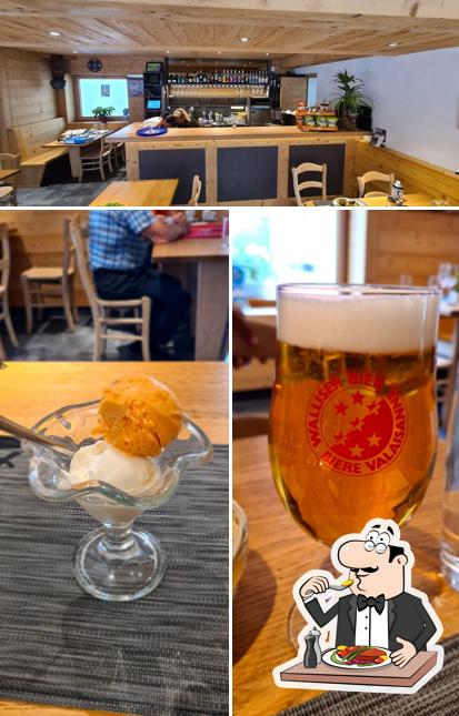 Guarda la foto che raffigura la cibo e interni di Café de Som la Proz