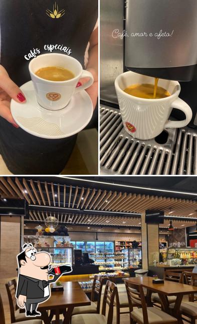 Confira a foto ilustrando bebida e interior no Suprema Pães e Café