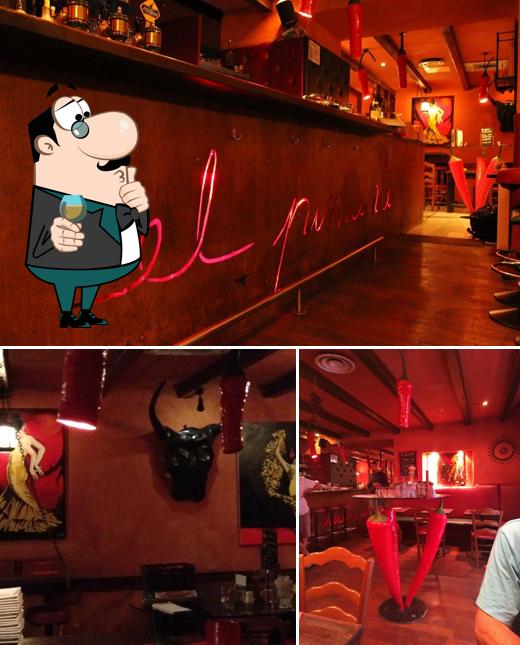 El Pimiento se distingue par sa comptoir de bar et table à manger