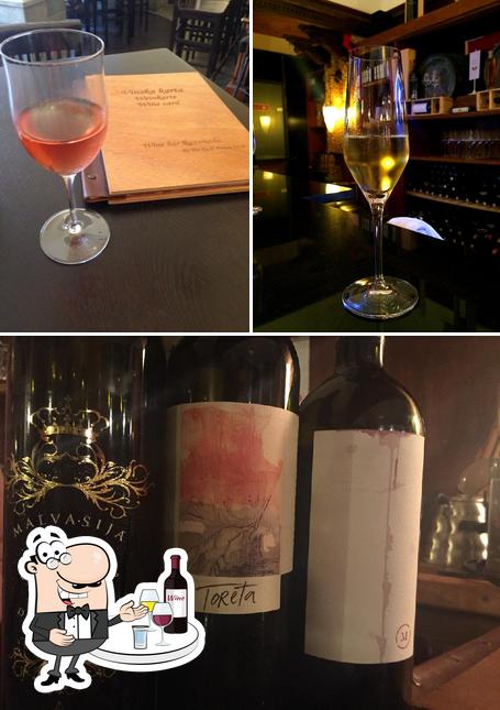 Razonoda Wine bar sert des boissons alcoolisées