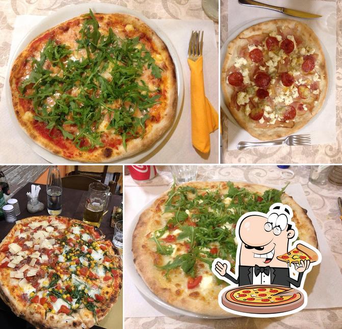 Scegli una pizza a Ristorante Pizzeria Marechiaro
