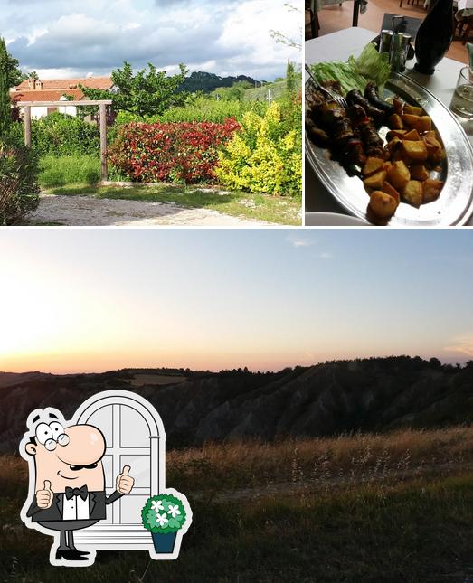 La immagine della esterno e cibo di Agriturismo Terra dei Calanchi