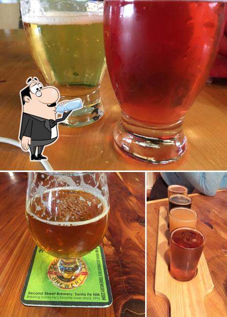 В Second Street Brewery - Rufina Taproom есть напитки, столики и многое другое
